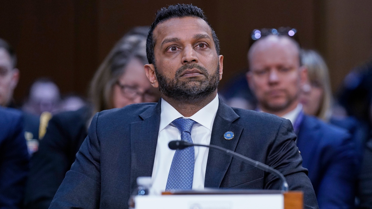 Po prehýrenej noci ho nevedia nájsť ani zobudiť a má výbuchy hnevu, opisuje magazín šéfa FBI. Ten sa vyhráža žalobou