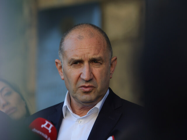 Bulharsko čaká politický obrat. Strana exprezidenta Radeva smeruje po drvivom víťazstve k absolútnej väčšine