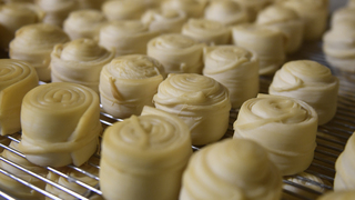 Zmiznú z pultov obchodov slovenské korbáčiky a parenice? Mliekari varujú pred ničivým vplyvom lacných dovozov