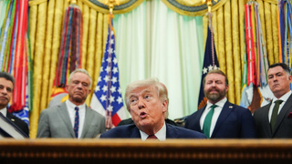 Trump tvrdí, že „Vance už letí“, no realita je iná. Mierové rokovania s Iránom sprevádza chaos a neistota