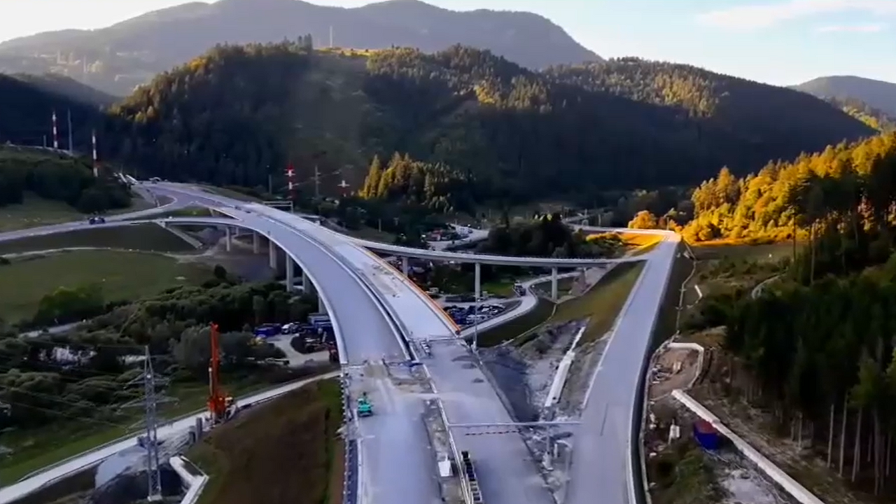 Obchvat Ružomberka opäť naráža na problémy. Zosuvy pôdy a podzemná voda posúvajú otvorenie D1 na koniec roka