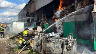 Požiar triedičky odpadov v Bajči majú hasiči pod kontrolou, pokračujú likvidačné práce