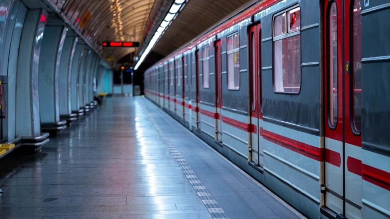 Požiar pri stanici metra ochromil Prahu: Uzavreli časť linky B a nevedia, kedy dopravu obnovia