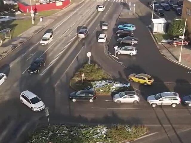 Križovatku v Trenčianskej Teplej neriešia už 20 rokov. Vodiči čakajú na sľúbené semafory aj kruhový objazd