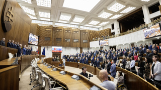Parlament mal v prvom hlasovaní po odvolaní Tarabu tesnú väčšinu. Schválil Občiansky zákonník, Slyško opúšťa klub Hlasu-SD
