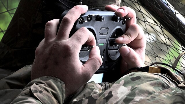 operátor dronov, dron, drony, ovládač