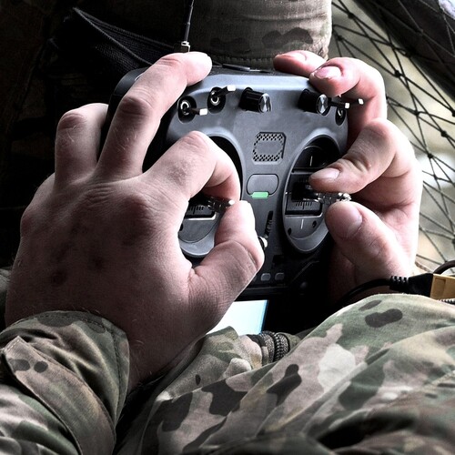 operátor dronov, dron, drony, ovládač