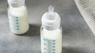 U našich susedov sťahujú z pultov desiatky dojčenských výživ. Dôvodom je nebezpečný a odolný toxín