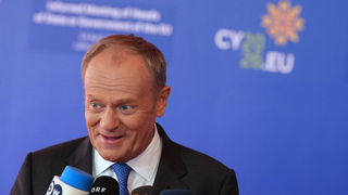 Poľský premiér žartoval o samite bez Orbána. „Konečne tu nie sú žiadni Rusi,“ rypol si do neho po volebnej porážke