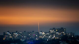 Ukrajina čelila masívnemu útoku stovkami dronov. V Dnipre útočili Rusi aj počas záchranných prác