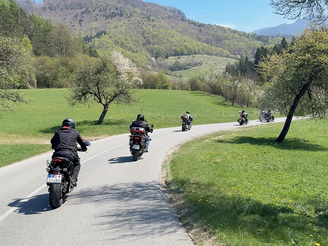 V Turci otvorili motorkársku sezónu. Stovky jazdcov poslali vodičom jasný odkaz o rešpekte