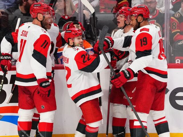 NHL: Carolina ako prvý postupujúci. Hurricanes „vymietli“ Ottawu po výhre 4:0 na zápasy, Sebastian Aho žiaril