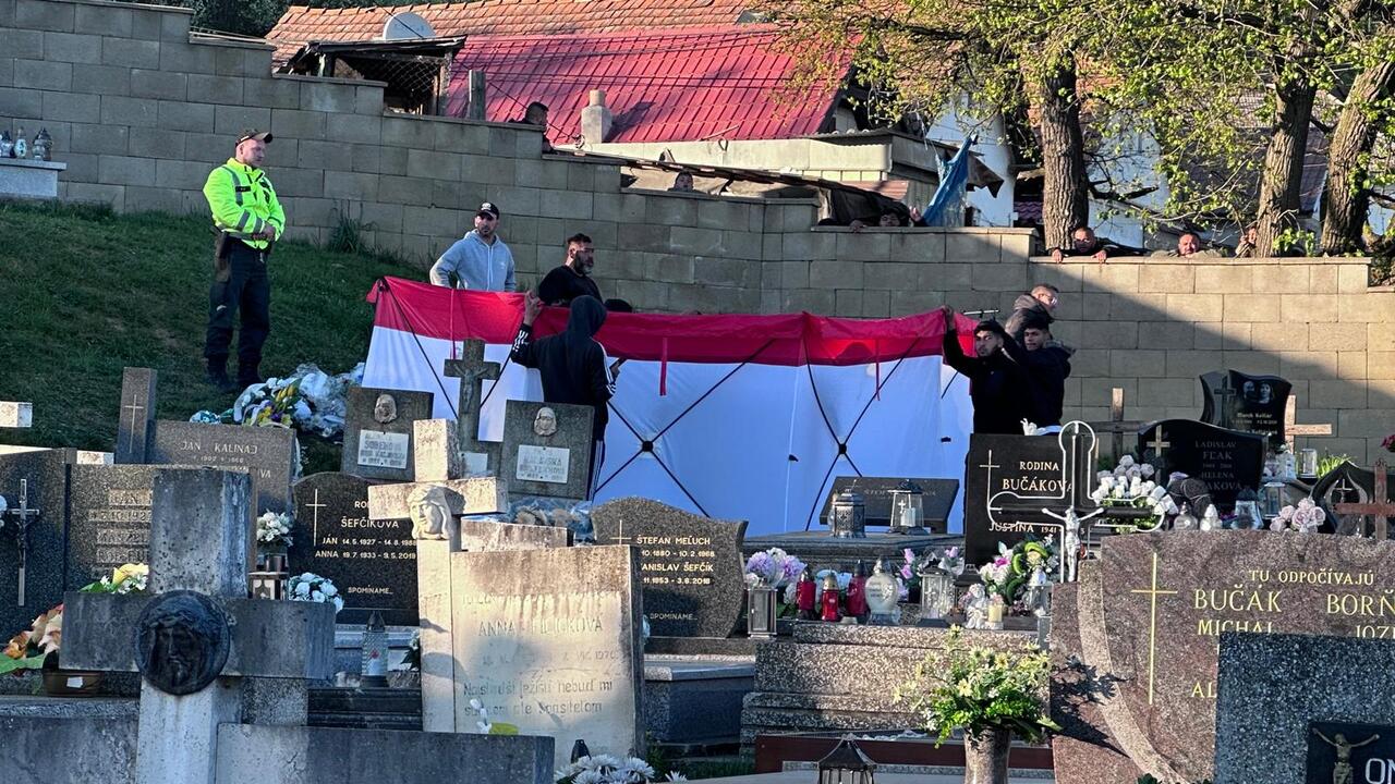 Polícia na Spiši otvorila hrob 18 dní po pohrebe. Preveruje podnet svedkov, ktorí nahlásili zvuky z podzemia
