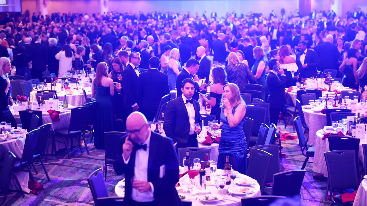 Jedni brali nohy na plecia, ďalší víno zo stola. 8 bizarných momentov počas streľby na Trumpovom galavečere