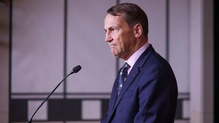 Sikorski: Problém s preletom Fica cez Poľsko prestal existovať. Premiér by údajne mohol cestovať autom či špeciálnym vlakom