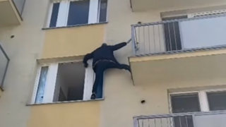 VIDEO: Pátral po ňom Interpol. V Senici zadržali medzinárodne hľadaného muža, skrýval sa na balkóne