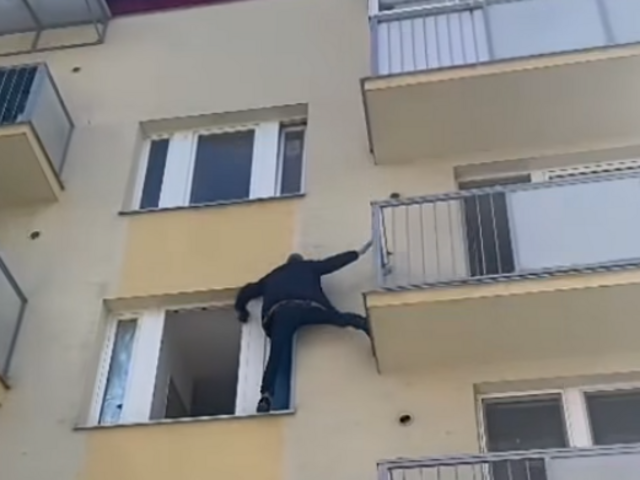 VIDEO: Pátral po ňom Interpol. V Senici zadržali medzinárodne hľadaného muža, skrýval sa na balkóne