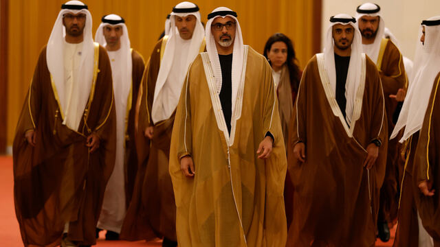 Šejk Khaled bin Mohamed bin Zayed Al Nahyan (uprostred), korunný princ Abú Zabí, Spojené arabské emiráty SAE