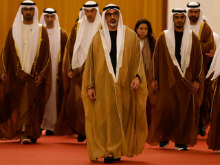 Šejk Khaled bin Mohamed bin Zayed Al Nahyan (uprostred), korunný princ Abú Zabí, Spojené arabské emiráty SAE