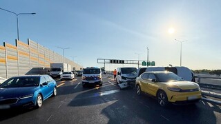 Nehoda štyroch áut na D1 pri Zlatých pieskoch: Zrážka skomplikovala dopravu na vjazde do Bratislavy