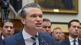 Najväčšími nepriateľmi vo vojne s Iránom sú poslanci, vyhlásil Hegseth. Pentagón zverejnil účet za boje na Blízkom východe