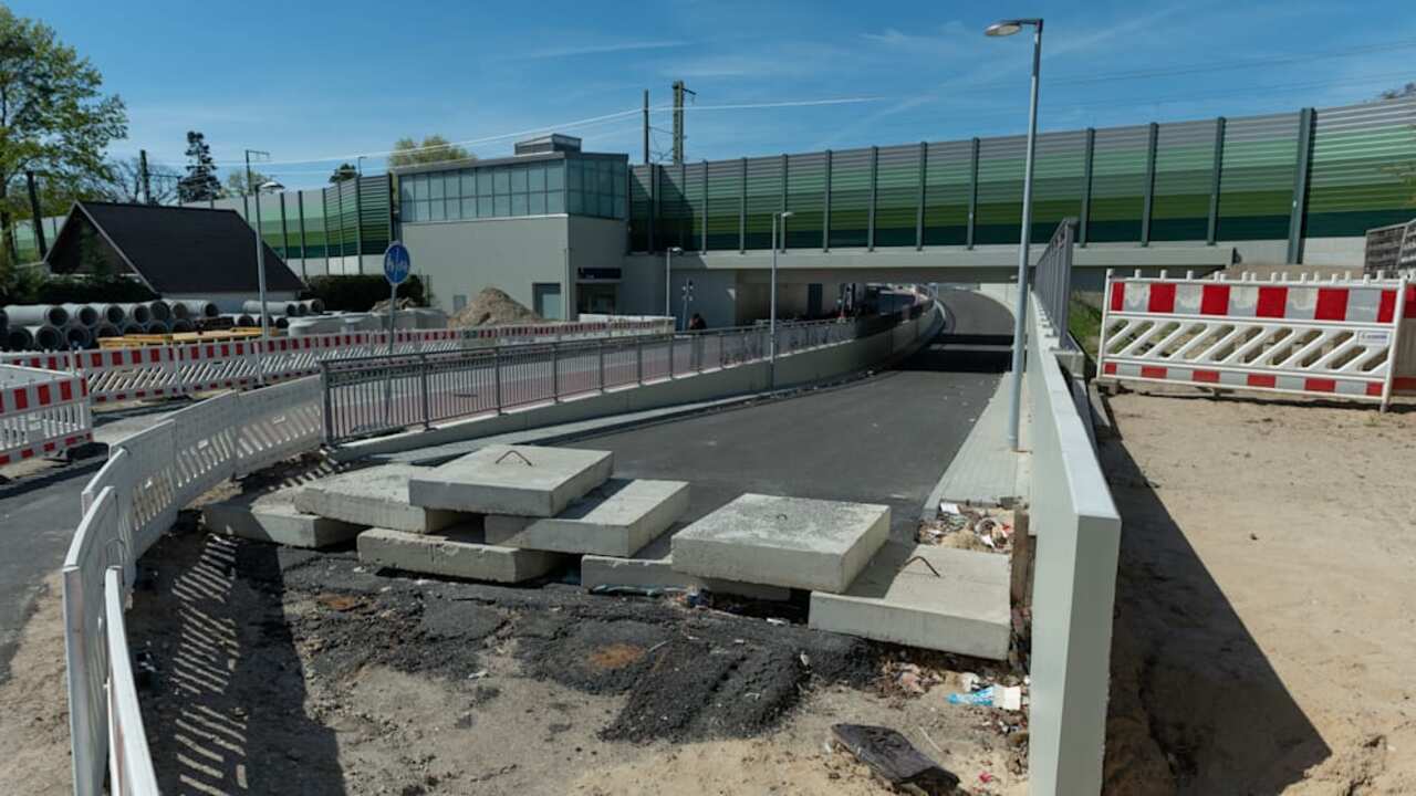 Stavba, ktorá nedáva zmysel. Podjazdom s polmetrovým schodom autá neprejdú, obchádzka taxíkom vyjde o 15 eur drahšie
