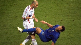 Hlavička Zidana do Materazziho a jedna z najslávnejších červených kariet. Moja vina, prekvapil Buffon po rokoch