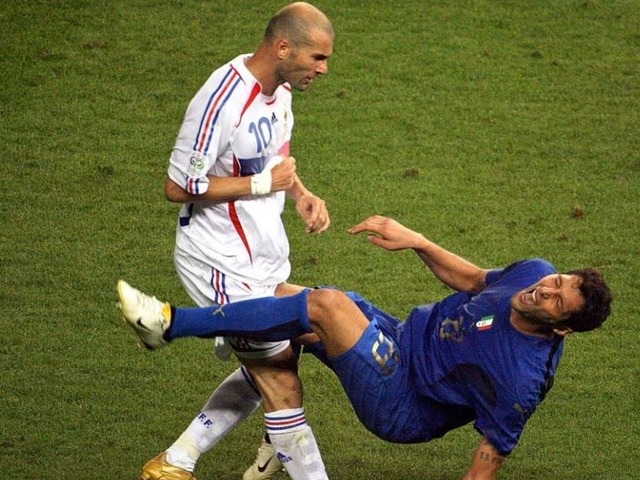 Hlavička Zidana do Materazziho a jedna z najslávnejších červených kariet. Moja vina, prekvapil Buffon po rokoch