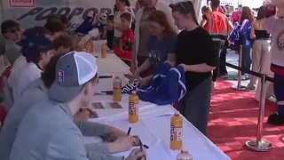Smútok po finále rýchlo vystriedali úsmevy. Strieborní hokejisti rozdávali podpisy stovkám fanúšikov