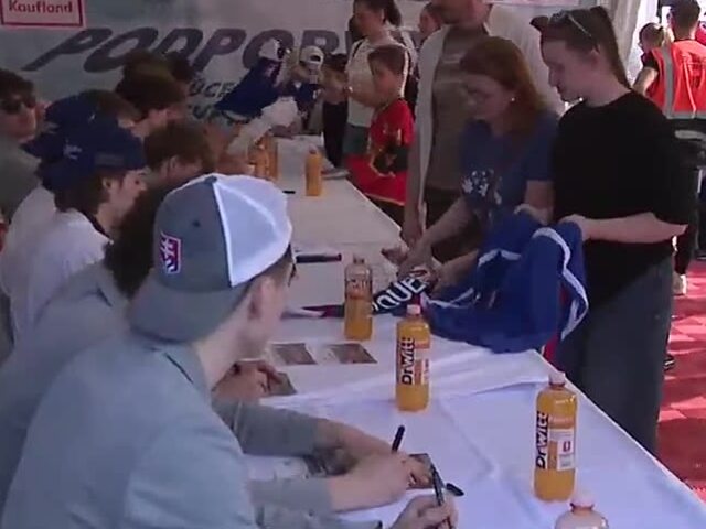 Smútok po finále rýchlo vystriedali úsmevy. Strieborní hokejisti rozdávali podpisy stovkám fanúšikov