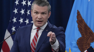 Prímerie nateraz trvá. Iránci sa podľa šéfa Pentagónu cítia trápne, cez Hormuz už preplávali prvé americké lode