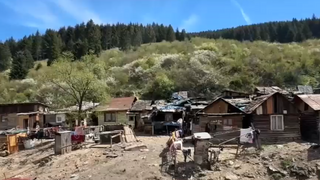 Domy sa nakláňajú, kopcom sa ozýva buchot. V Kolačkove hrozí humanitárna kríza, evakuovať chcú 550 ľudí