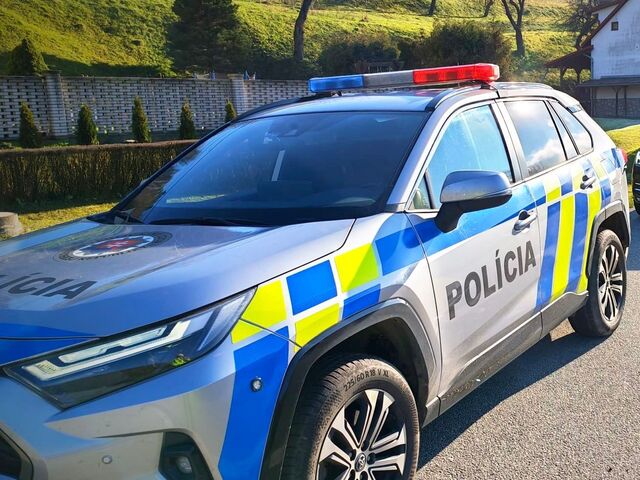 Kladivom ju udrel do hlavy a nožom bodol do chrbta. Polícia obvinila muža z Popradu, ktorý napadol ženu