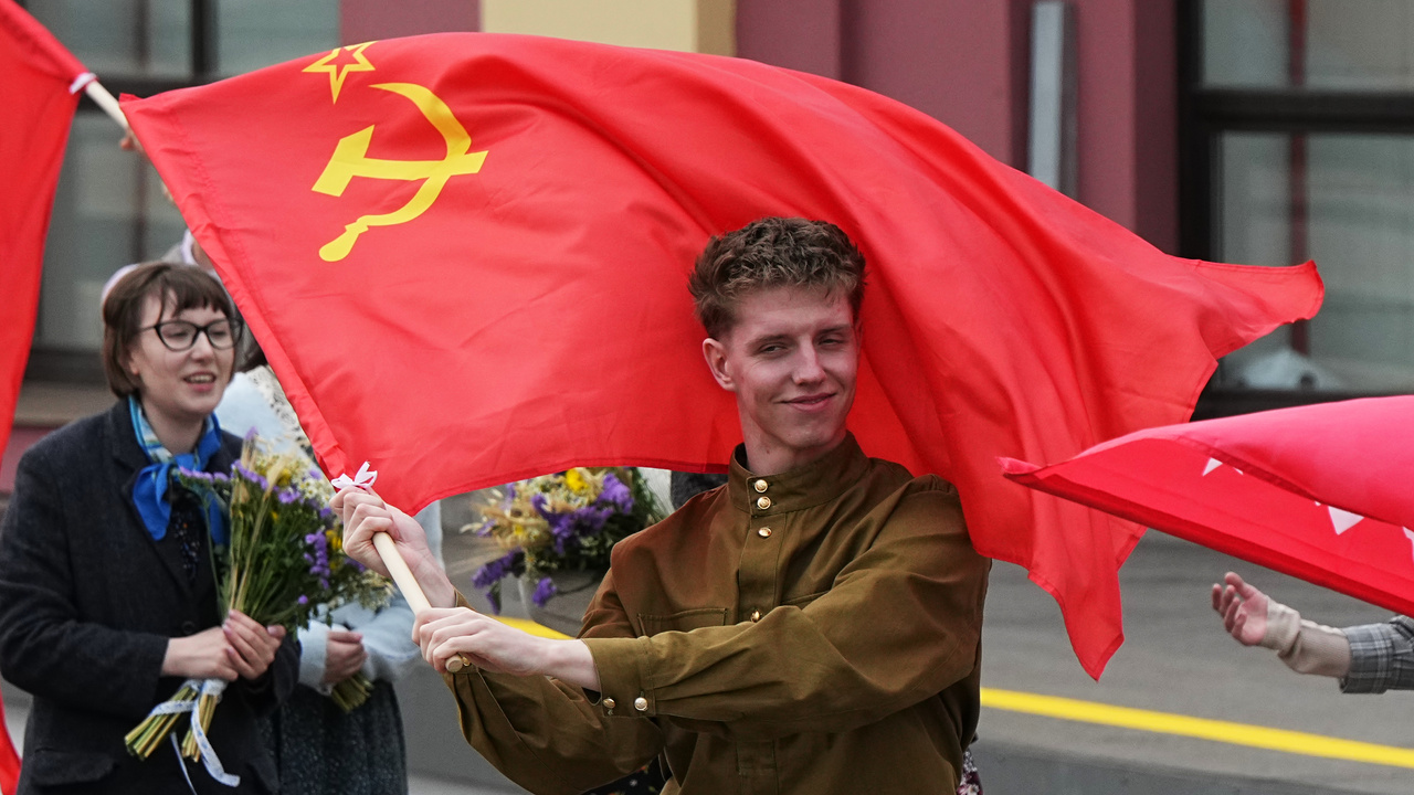 pripravy na oslavy v moskve komunisticka zastava komunisti rusko sovietsky zvaz