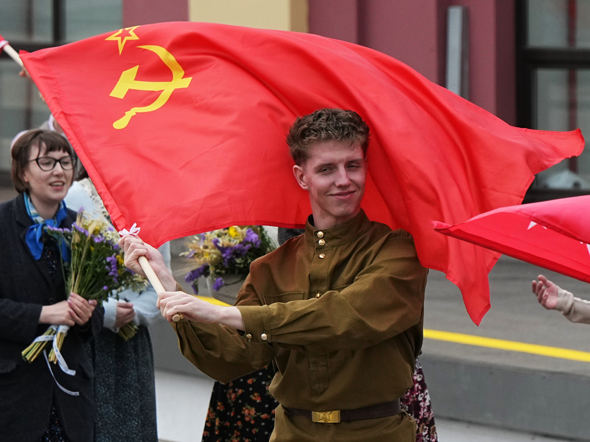 pripravy na oslavy v moskve komunisticka zastava komunisti rusko sovietsky zvaz