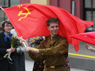 pripravy na oslavy v moskve komunisticka zastava komunisti rusko sovietsky zvaz