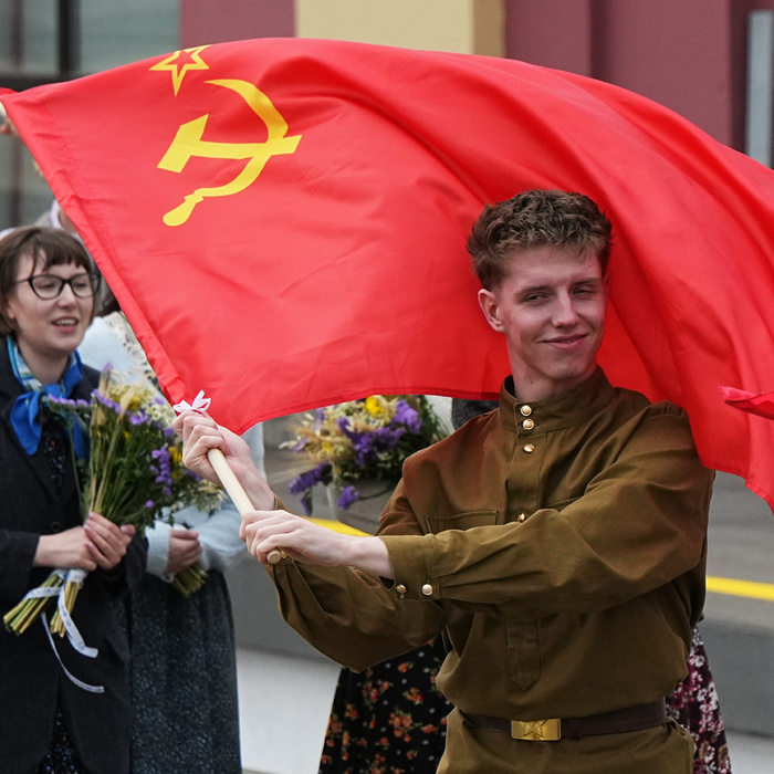 pripravy na oslavy v moskve komunisticka zastava komunisti rusko sovietsky zvaz