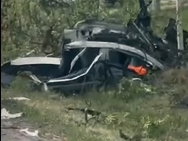 Po zrážke so stromom zostali z auta len trosky pri ceste. Tragická nehoda pri Rimavskej Sobote si vyžiadala jednu obeť