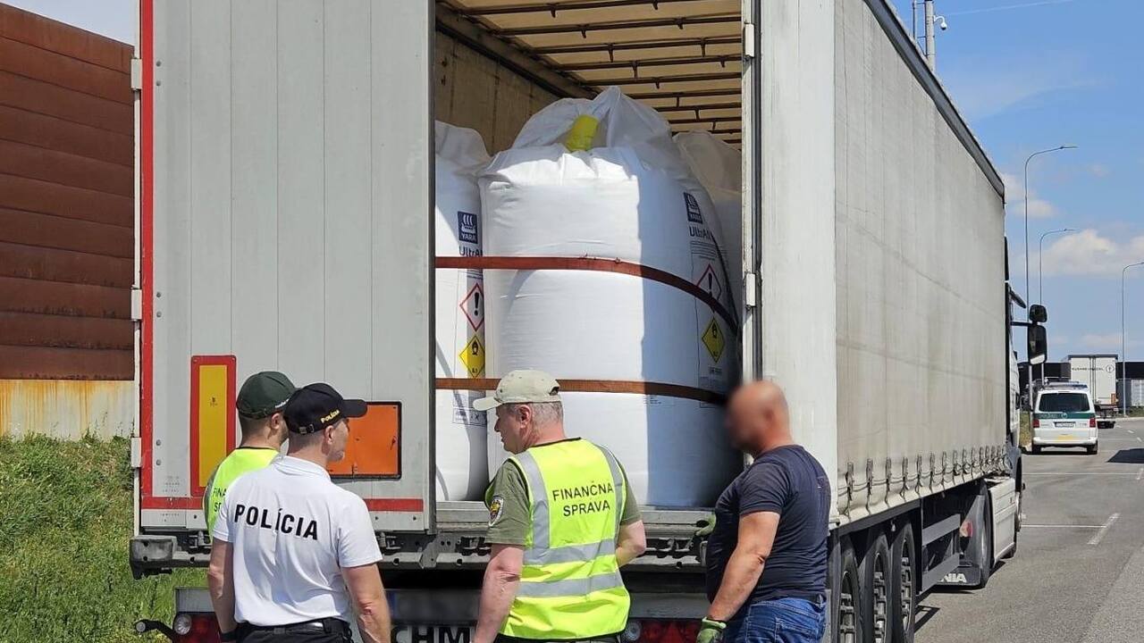 polícia kamióny kontrola.jpg