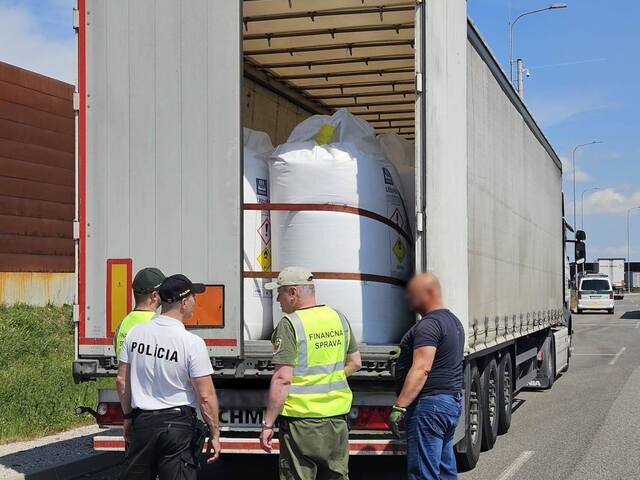 Polícia kontrolovala kamióny a autobusy na diaľnici pri Bratislave. Niektorí prišli priamo na mieste o vodičák