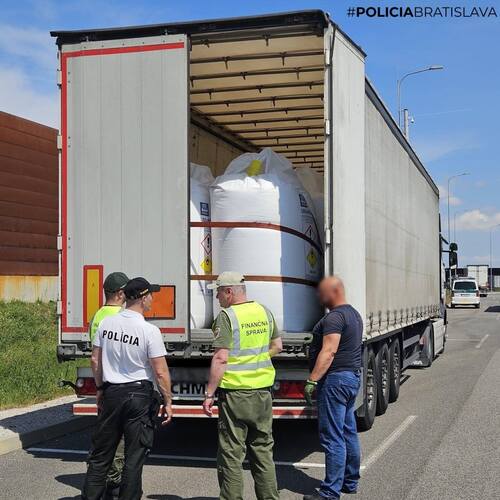 polícia kamióny kontrola.jpg