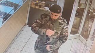 Ďalšia lúpež v záložni v Bratislave. Polícia pátra po ozbrojenom páchateľovi v maskáčoch