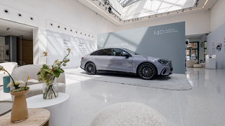 Mercedes-Benz ovládol pražský Mánes: Pozrite si európsku premiéru novej triedy C a formulu 1 naživo