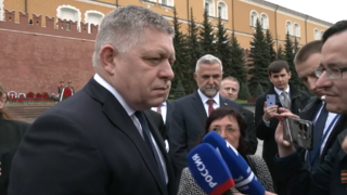 Robert Fico pristál v Moskve a položil kvety k hrobu neznámeho vojaka. Som čierna ovca EÚ, vyhlásil pred ruskými médiami