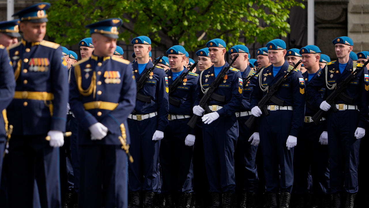 V Moskve oslavujú víťazstvo bez techniky. Kremeľ zmenil podobu prehliadky pre obavy z hrozby z Ukrajiny