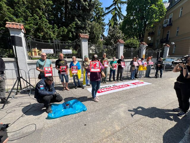 Protest pred ruskou ambasádou. Aktivisti polievali portréty „krvou“ a čítali mená ľudí spájaných so zločinmi na Ukrajine