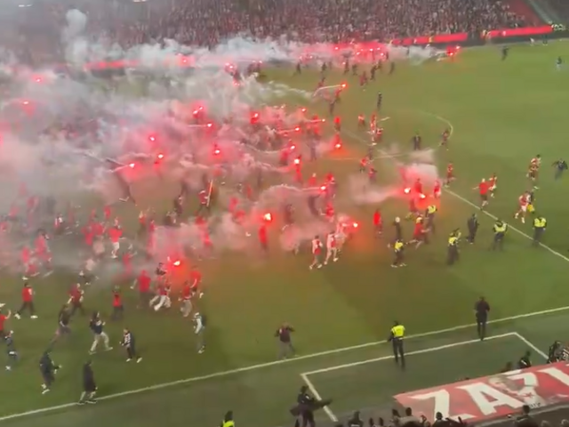 Slavia bola chvíle od titulu, derby so Spartou prerušili fanúšikovia na ihrisku. Hovorí sa o kontumácii