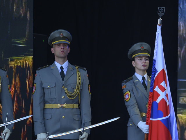 Počas osláv víťazstva nad fašizmom pribudli do armády stovky nových vojakov. V Liptovskom Mikuláši skladali prísahu