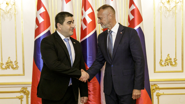 predseda Národnej rady (NR) SR Richard Raši (Hlas-SD) a predseda parlamentu Gruzínska Šalva Papuašvili pózujú počas stretnutia v Bratislave v pondelok 11. mája 2026. 
