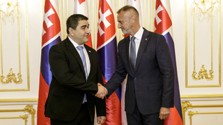 predseda Národnej rady (NR) SR Richard Raši (Hlas-SD) a predseda parlamentu Gruzínska Šalva Papuašvili pózujú počas stretnutia v Bratislave v pondelok 11. mája 2026. 